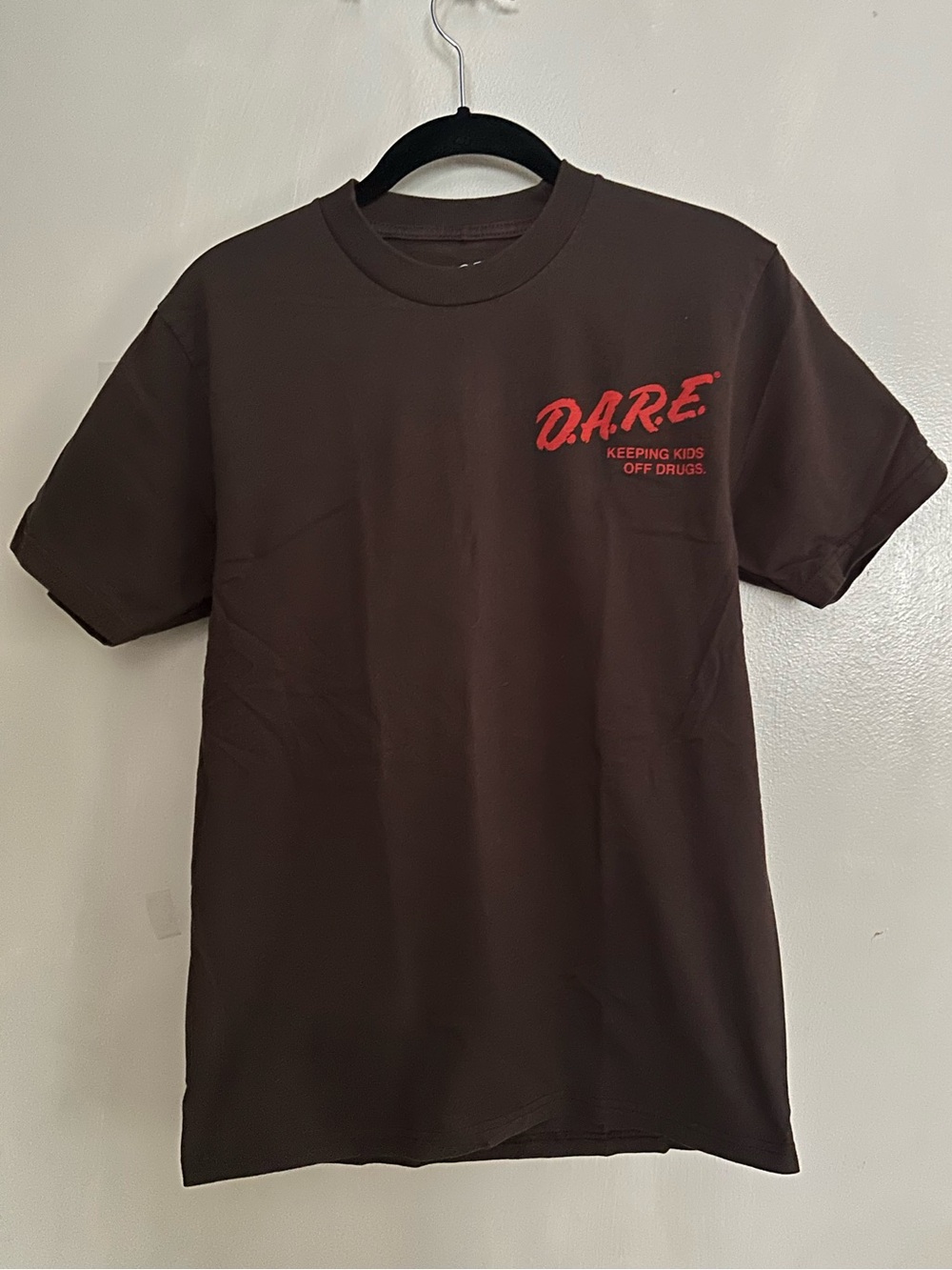 D.A.R.E. Brown Red Graphic Tee Size Unisex Small Retro Cartoon Back Print